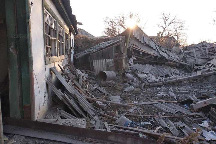 Мінометний обстріл бойовиками селища на Донеччині: з’явилися фото руйнувань