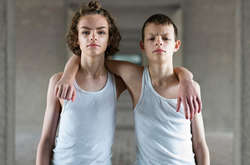 «Одинаковые, но непохожие»: Близнецы в объективе Питера Зелевски