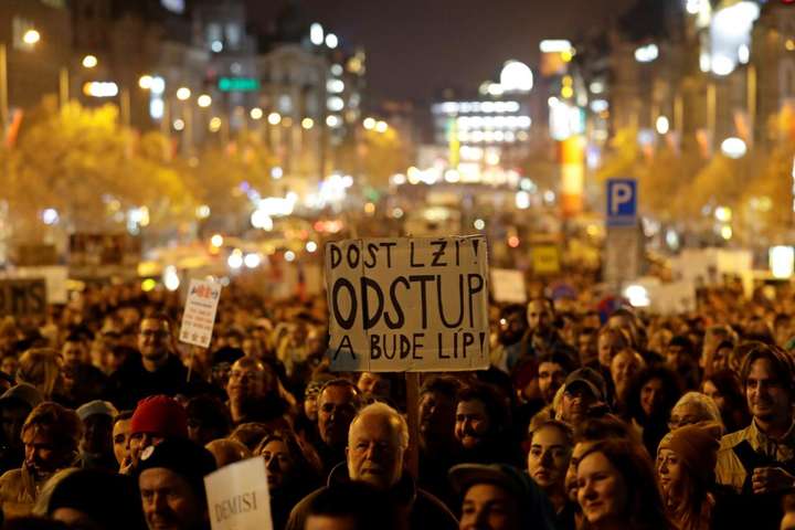 Тисячі людей у Празі вимагають відставки прем'єра після «кримського скандалу» 