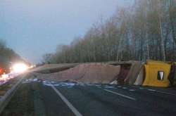 Внаслідок ДТП фура перекрила три смуги руху