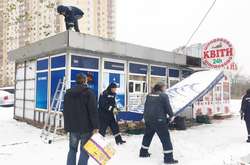 На Позняках демонтували кіоск, де було і випити, і закусити (фото)