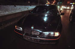 На дорозі залишився довгий гальмівний слід автомобіля