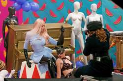 В латексных чулках и с розовыми волосами: Полякова снялась в фотосессии вместе участниками «Топ-модели по-украински»