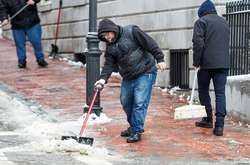 Пішоходам радять ходити по тротуарах обережно через ожеледицю