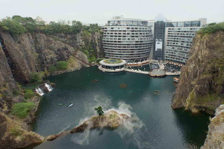 У Шанхаї відкрили 18-поверховий готель, висічений у скелі (фото)