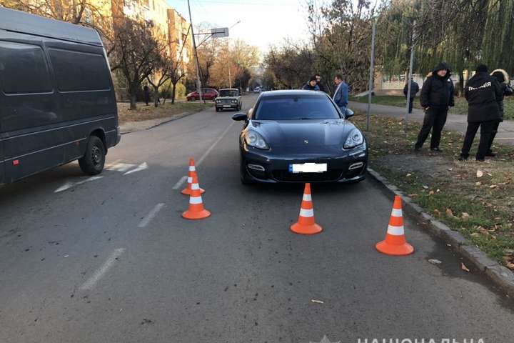 В Ужгороді водій Porsche збив школярку