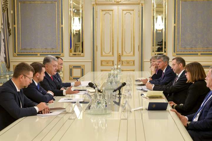 Порошенко закликав делегації з США і Європарламенту посилити санкції проти РФ
