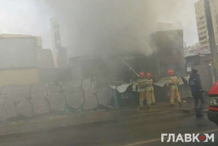 У центрі Києва на будівництві бушує пожежа 