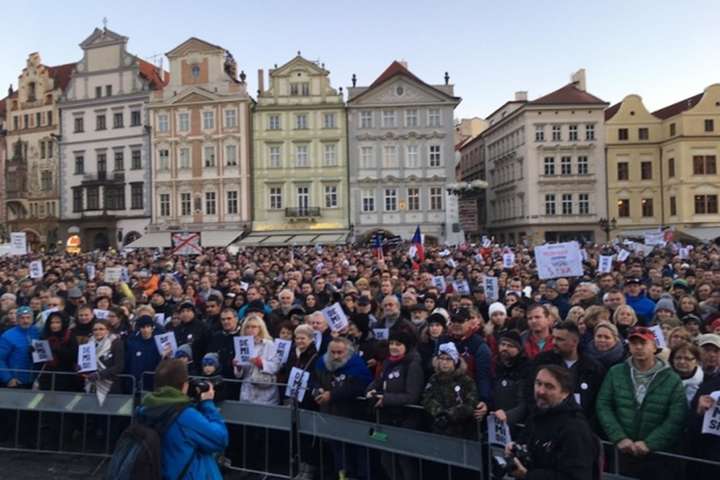 Чехи вийшли на протест проти чинного прем’єра