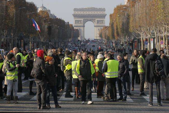 Демонстранти у Парижі намагалися прорватися у Єлисейський палац