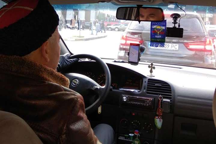 Жінка у Дніпрі натрапила на таксиста-сепаратиста на «євробляхах»