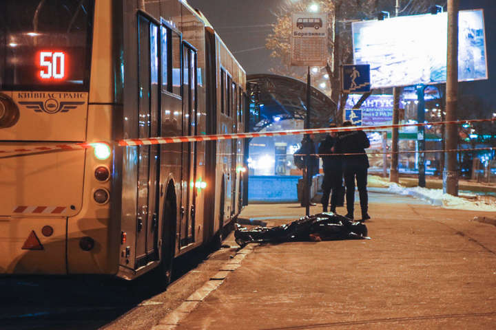 У Києві ремонтника розчавило тролейбусом, який випадково просів
