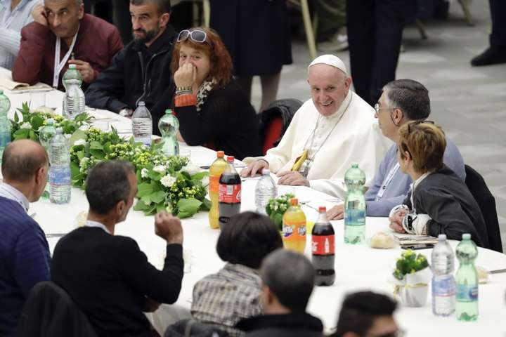 Папа Римський влаштував благодійний обід для трьох тисяч бідних у Ватикані