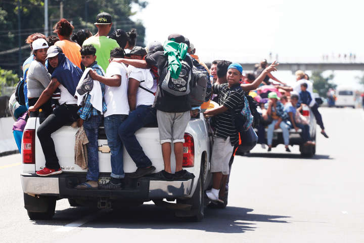 Новий «караван мігрантів» з Сальвадору вирушив до американського кордону