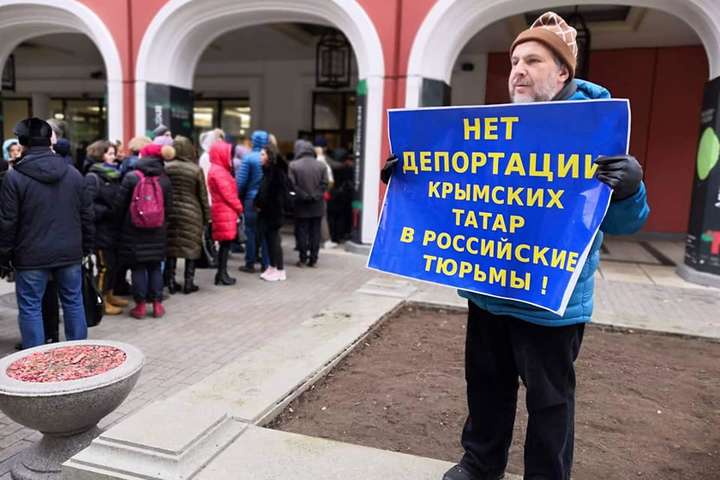 У Москві активісти провели одиночні проукраїнські пікети