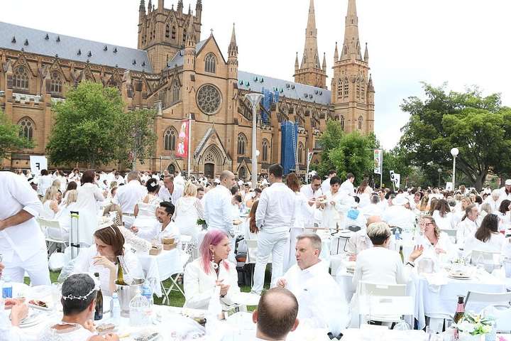 У Сіднеї відбулася традиційна секретна вечірка людей в білому