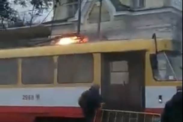 Біля одеського зоопарку загорівся трамвай (відео)