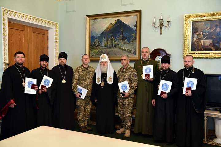 «Нам допомагає Бог». Патріарх Філарет зустрівся з українськими десантниками