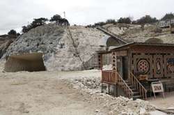 Ченці УПЦ МП руйнують під окупованим Бахчисараєм монастир IX–XIII століть 