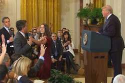 Журналіст CNN Джим Акоста, співробітниця Білого дому і президент США Дональд Трамп, 7 листопада