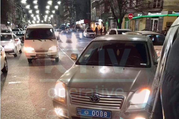 У Києві автомобіль на поліцейських номерах збив дівчину
