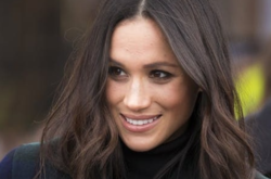 Меган Маркл в сверкающем топе из пайеток посетила с принцем Гарри театр в Лондоне