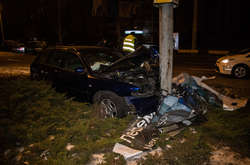  Водій не впорався з керуванням, машину занесло і вона влетіла білборд 