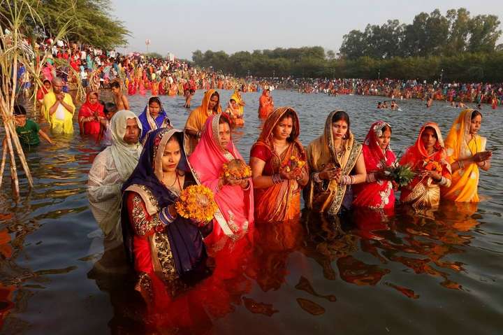 В Індії на березі річки Таві відбувся фестиваль Чхат Пуджа, присвячений богу Сонця