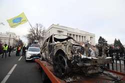 Під Раду привезли Land Rover, який згорів майже дотла (фото)