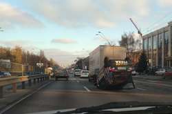 Від сильного удару легковик перевернувся