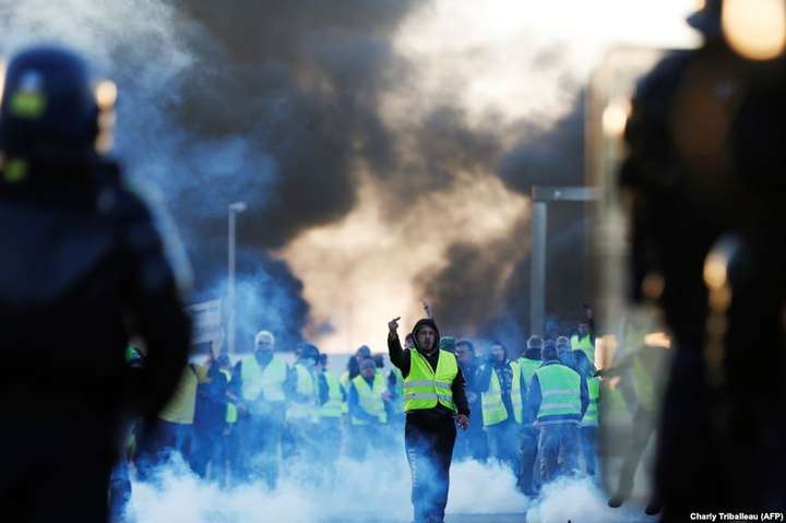 Более 500 людей пострадали в ходе протестов во Франции