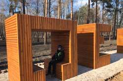 У столичному парку встановлюють незвичайні лавки-літери (фото)