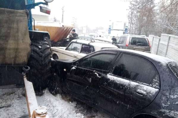 Трактор в Ізюмі протаранив сім автівок 