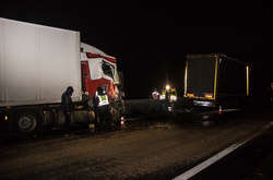 Водій вантажівки Volvo на болгарських номерах почав пригальмовувати, а в цей момент DAF на українських номерах врізався в нього