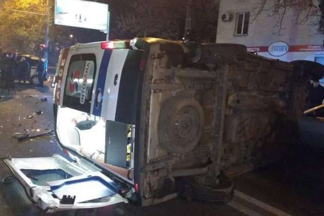 ДТП на Молдаванці: автомобіль охоронної фірми перевернув «швидку»