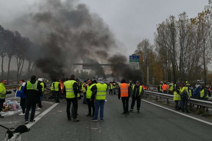Акції протесту «жовтих жилетів» у Франції: півтисячі активістів затримані, двоє людей загинули