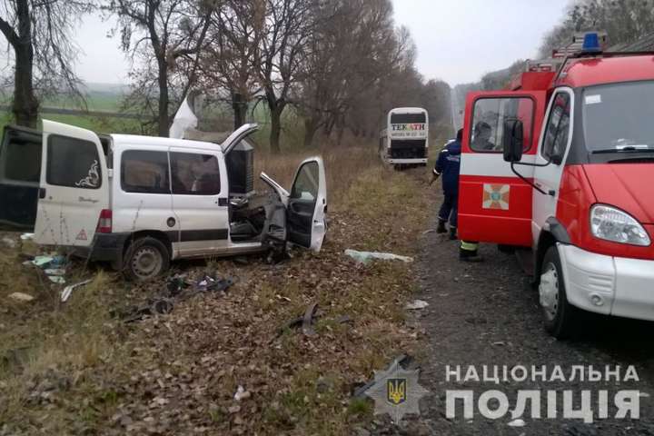 На Львівщині зіткнулися автомобіль і автобус, є загиблий