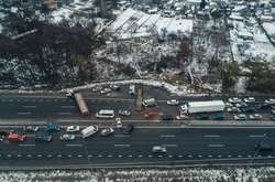 З невідомих причин водій &laquo;Газелі&raquo; врізався у напівпричіп вантажівки