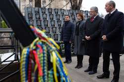 Порошенко, Гройсман и Парубий почтили память героев Небесной сотни