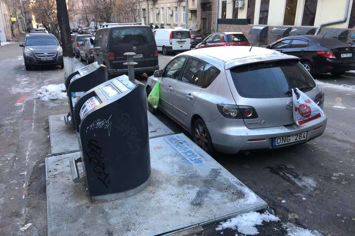 У центрі Києва «героя парковки» обвішали пакетами зі сміттям (фото)