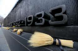 «Минає 85 років від кульмінації Голодомору у тодішній Українській Радянській Соціалістичній Республіці. Унаслідок колективізації та примусової конфіскації сільськогосподарських продуктів від голоду померло щонайменше 6 млн осіб», - написано у 