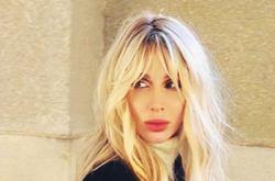 Лобода в кружевном белье проехалась на заднем сиденье автомобиля