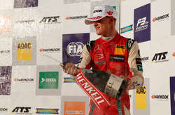 Мік Шумахер замінить свого легендарного батька у традиційній «Гонці чемпіонів»