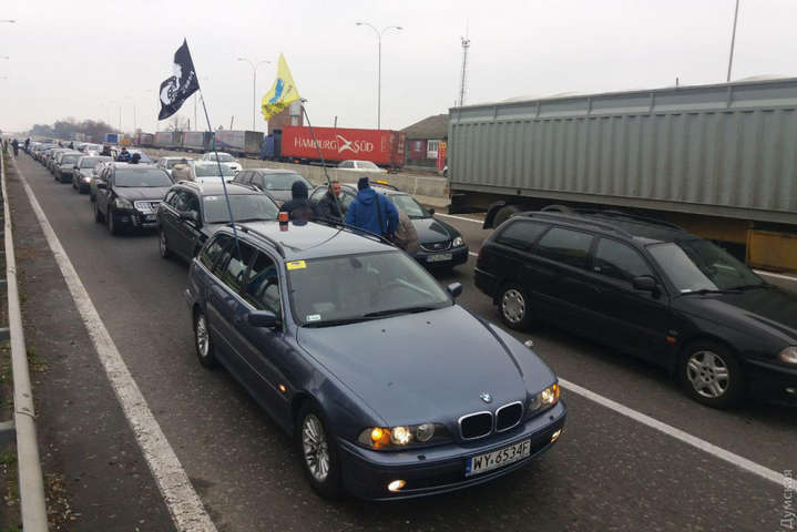 Протести «євробляхерів» припинилися: рух на дорогах України відновлений