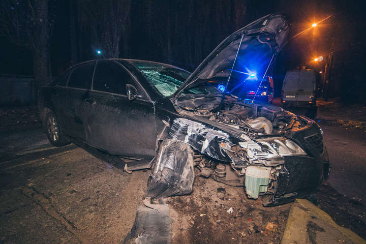 П’яна ДТП у Києві: Toyota врізалася в електричний стовп (фото, відео)