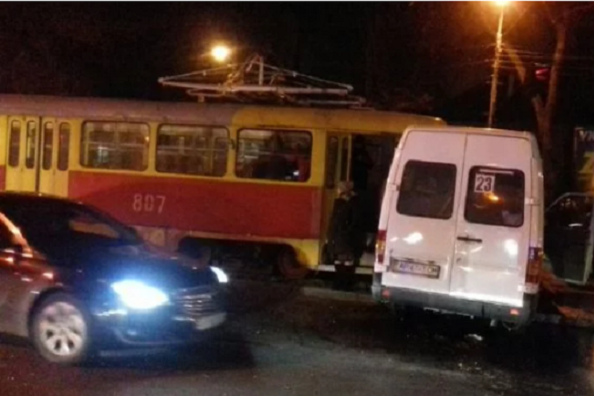 У Запоріжжі трамвай врізався в маршрутку: постраждали п’ятеро людей