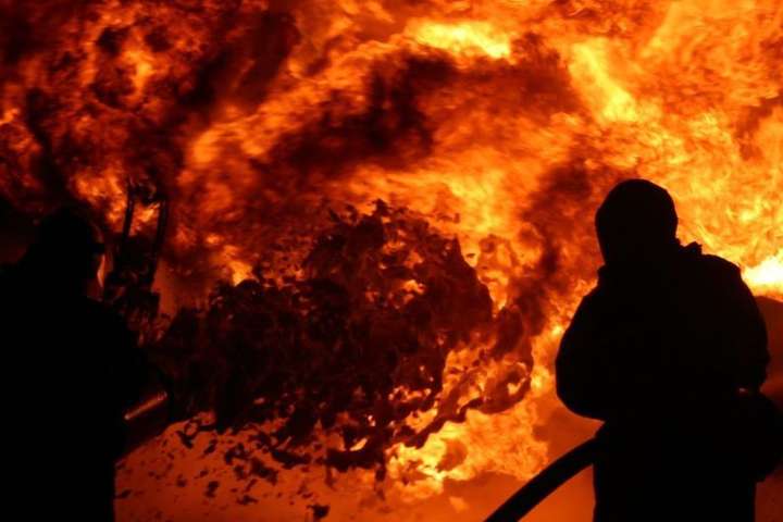 Під час ліквідації пожежі у промзоні Києва виявлено тіло чоловіка