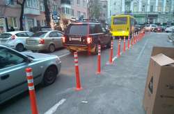 Делінеаторами відокремлюють смугу громадського транспорту