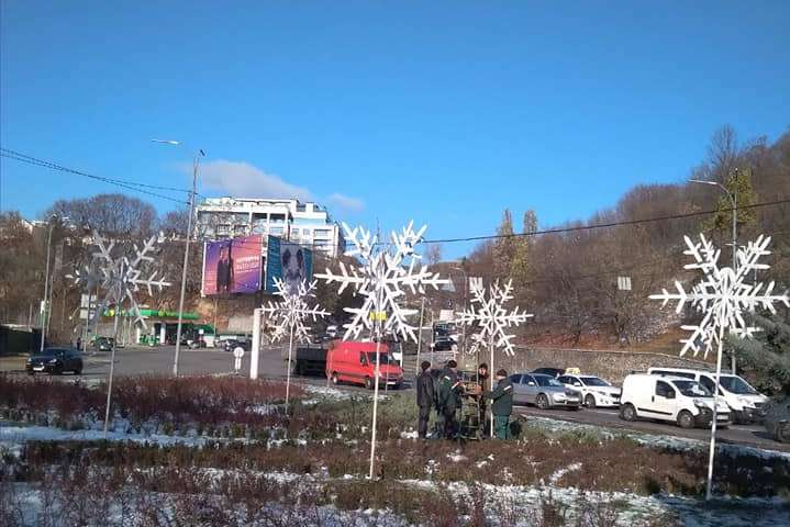 Свято наближається: на одній із площ Києва з’явилися 3D сніжинки (фото)