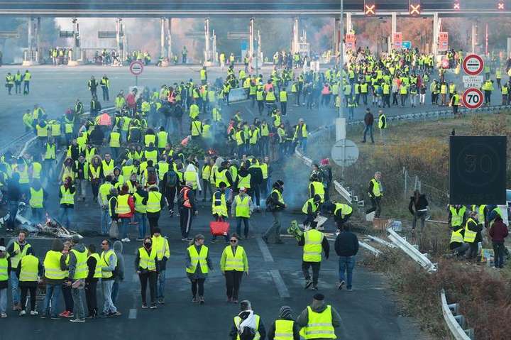 «Жовті жилети»: як французам вдалося зібрати масові протести через бензин